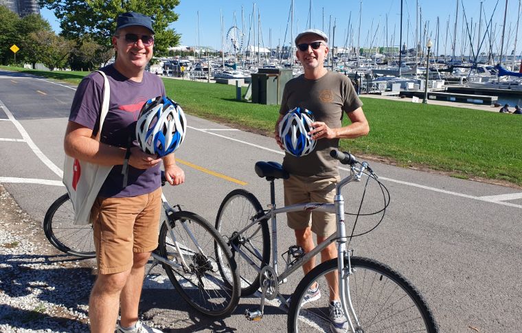 Lakeside bike rental in Chicago, two happy customers